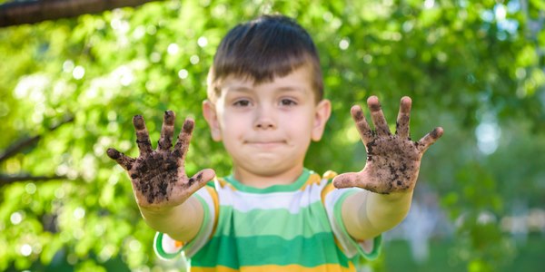 bambini lasciamoli sporcare renderli sani