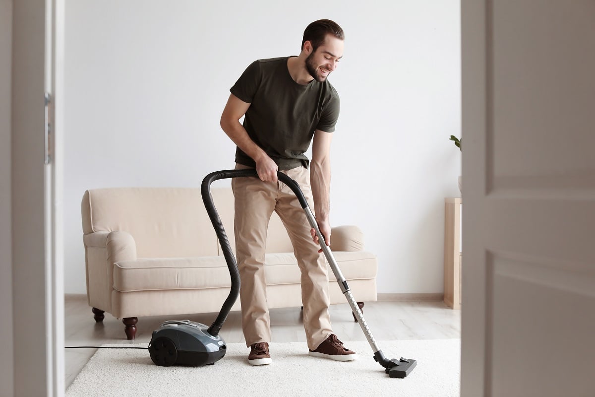 uomini che fanno faccende domestiche