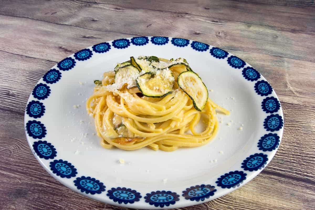 timballo di linguine alla Nerano decorato