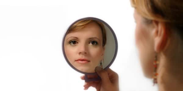 donne specchio difetti