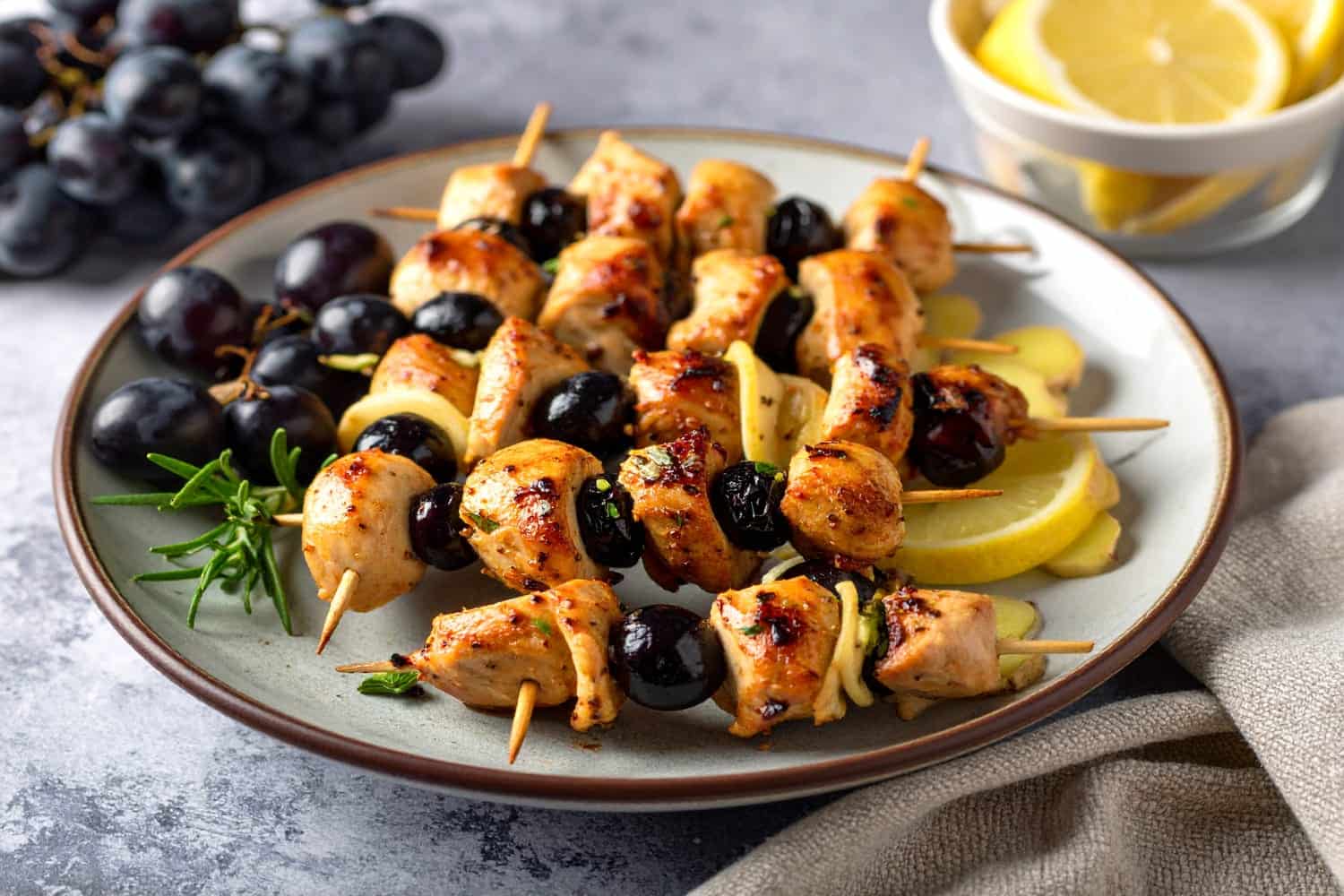 spiedini di pollo con uva nera e zenzero