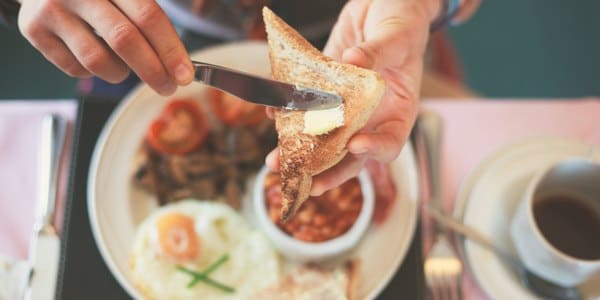 colazione abbondante riduce rischio ipertensione