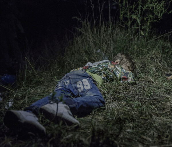 where children sleep syrian refugee crisis photography magnus wennman 2