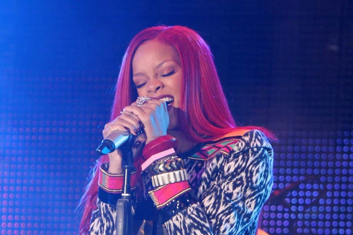 rihanna capelli rossi