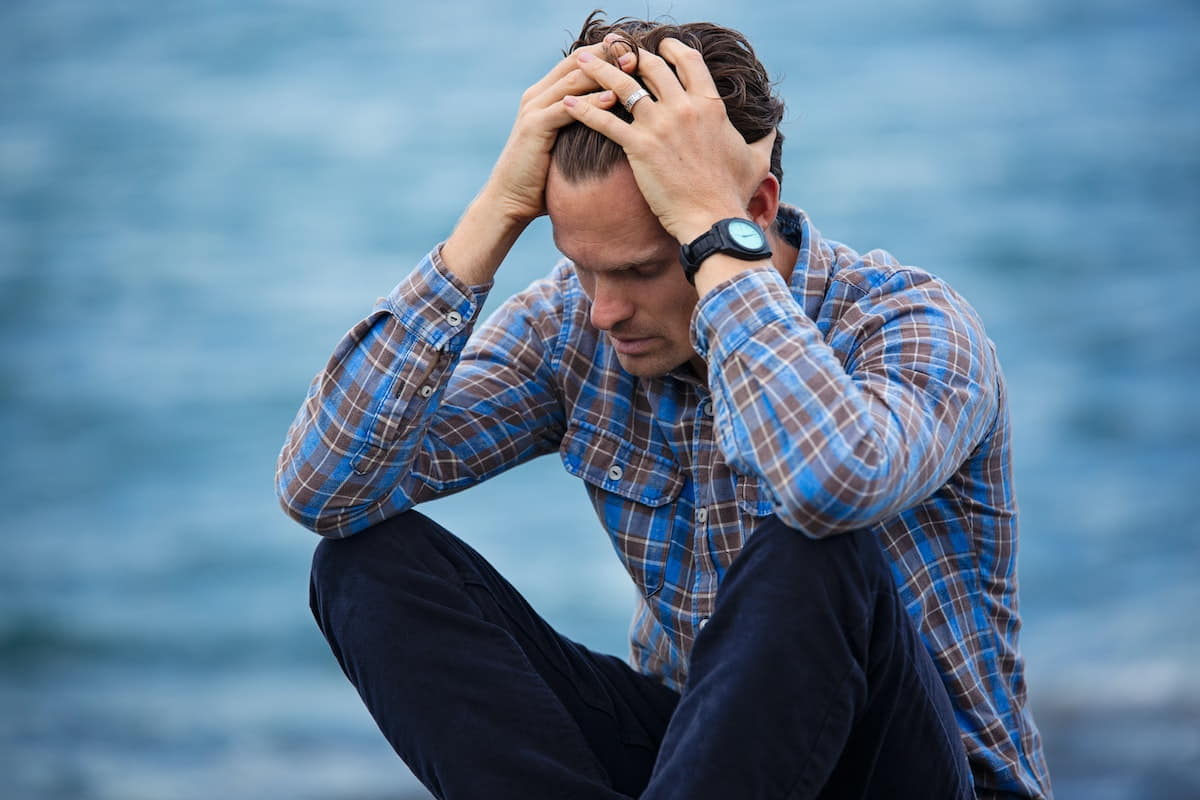 prendere il viso tra le mani significato