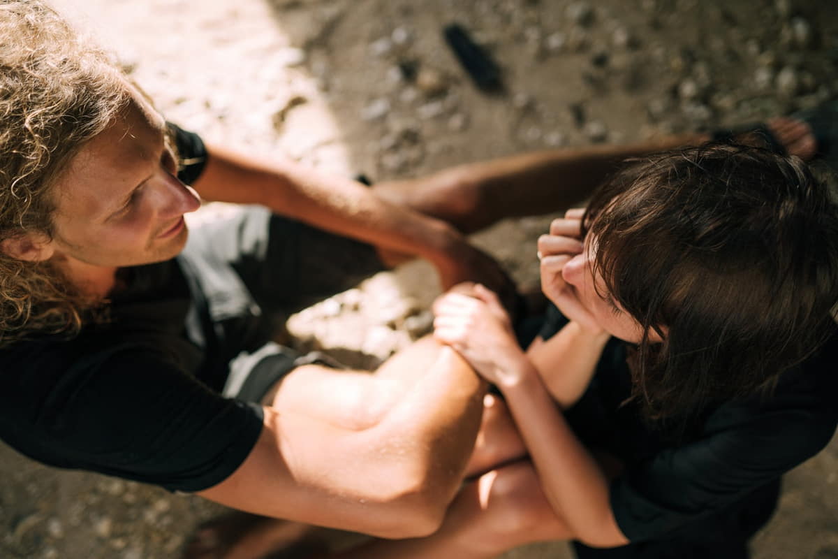 cosa significa quando una donna ti tocca il braccio