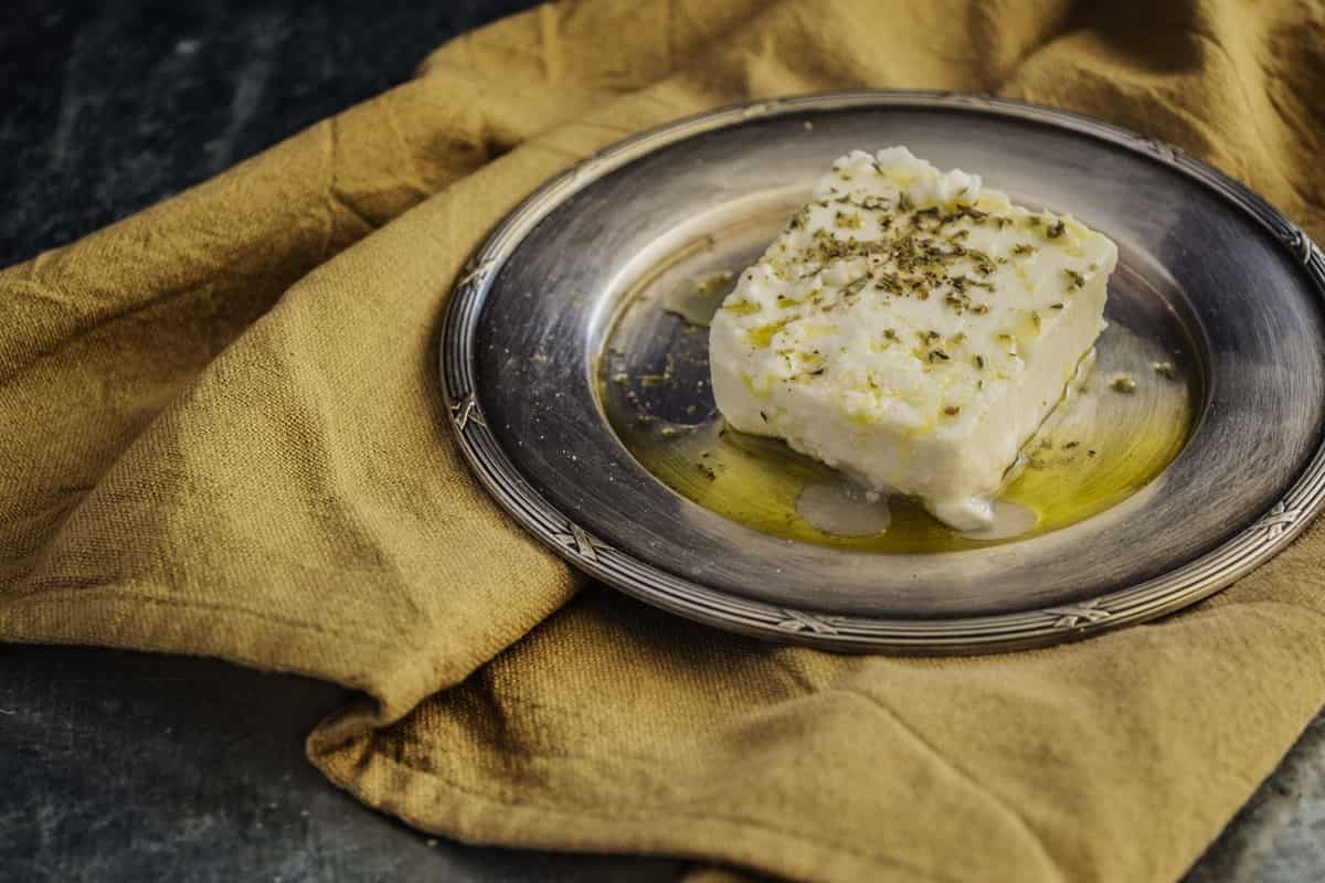 la feta contiene lattosio