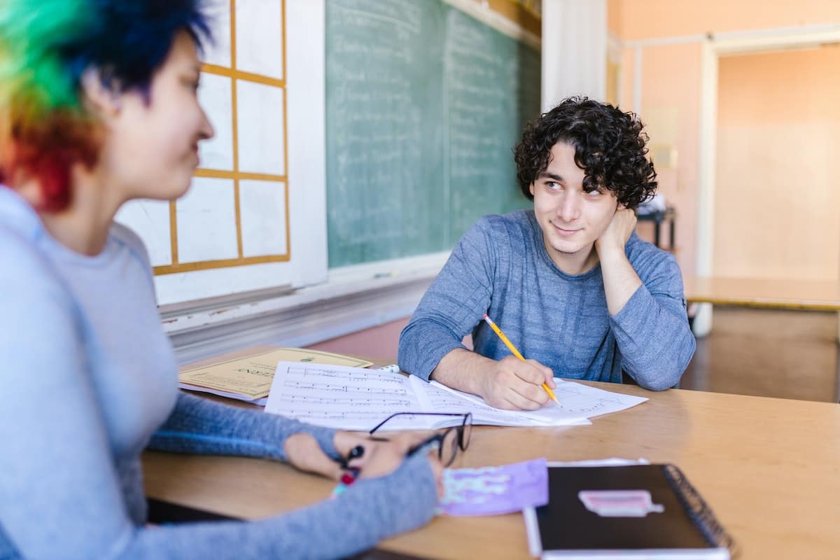 linguaggio del corpo di un uomo timido