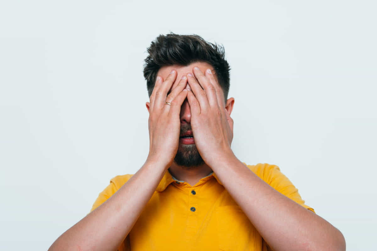 una mano sugli occhi significato