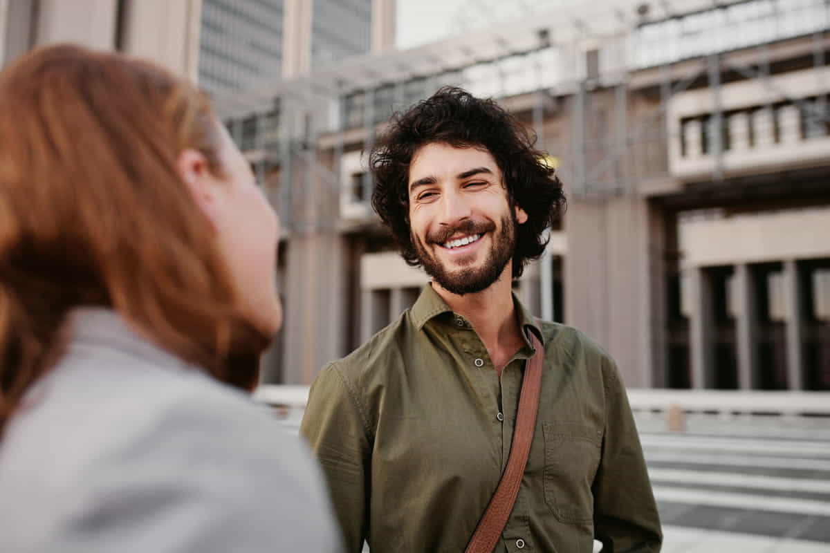 cosa significa se un uomo sorride quando ti vede