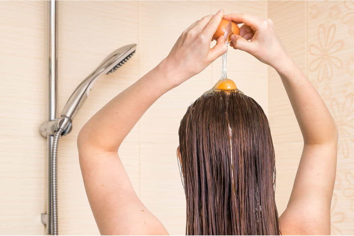 uovo sui capelli asciutti o bagnati