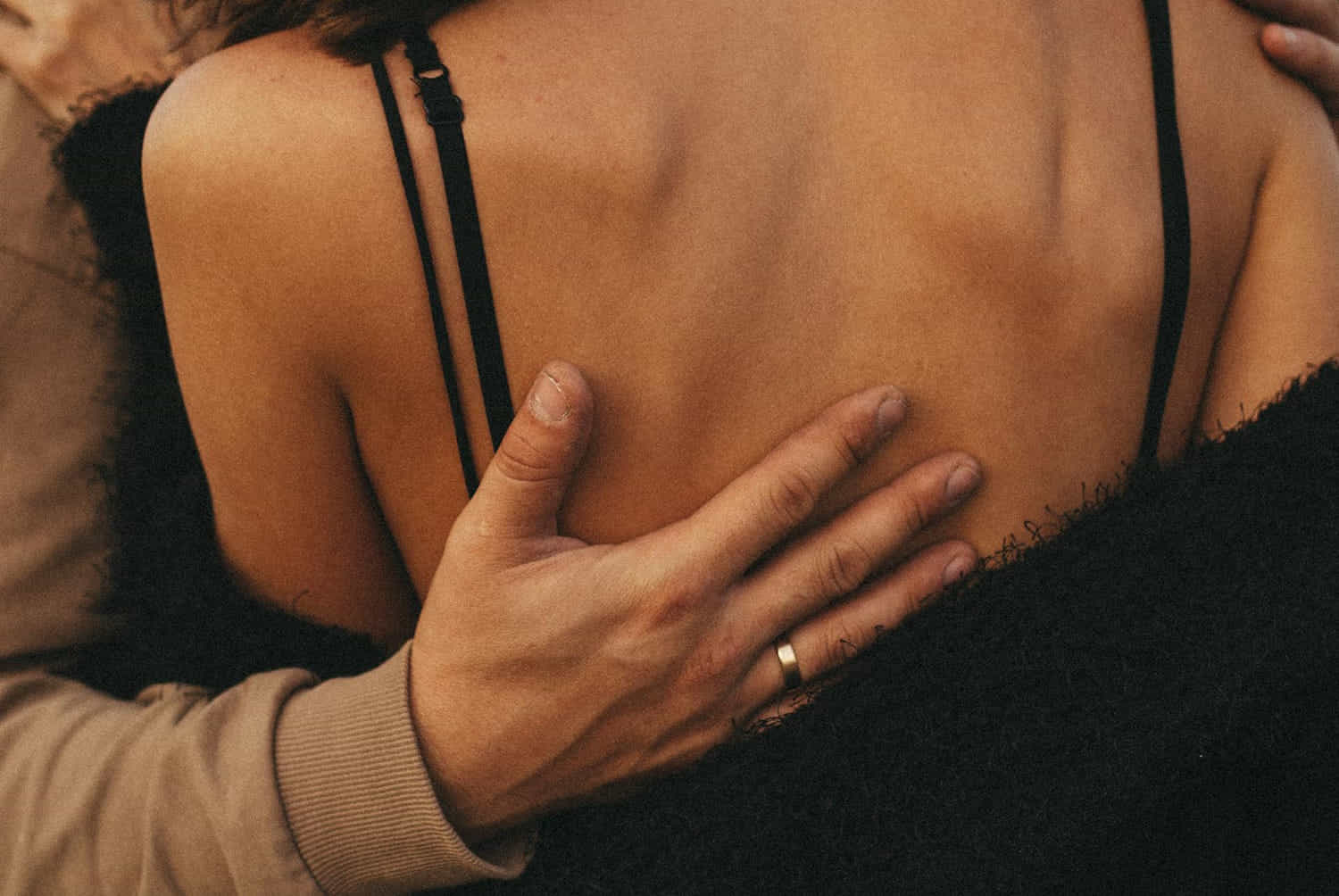 cosa significa quando un uomo ti accarezza la schiena