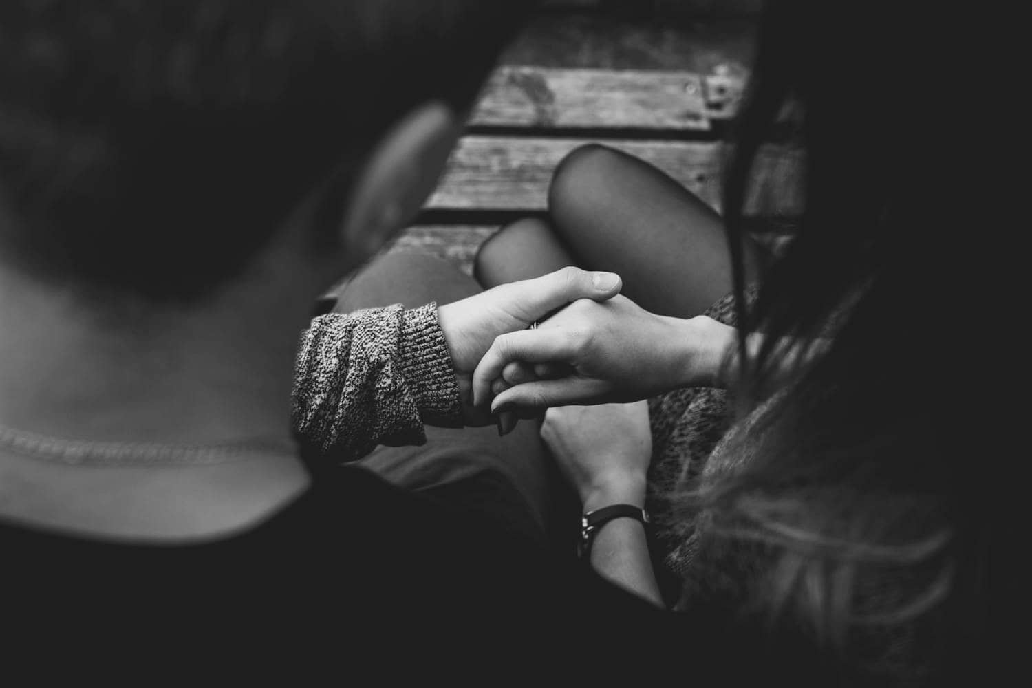 cosa significa quando un uomo ti tocca le mani