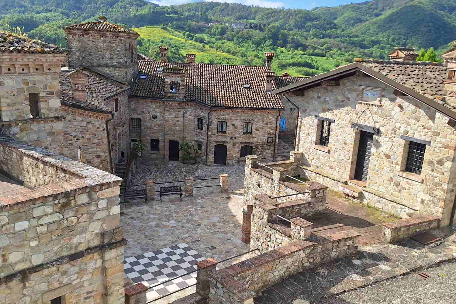 A Votigno di Canossa tra le colline reggiane alla scoperta di un borgo medievale immerso nella spiritualità buddista. Anche il Dalai Lama ha fatto visita alla splendida Casa del Tibet