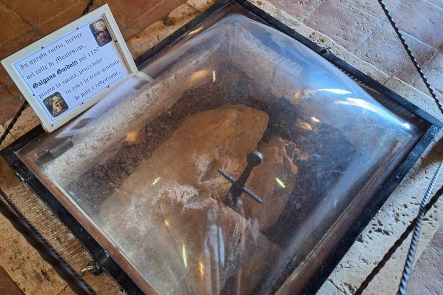 La mia visita alla scoperta dell’Abbazia di San Galgano e dell’eremo di Montesiepi: tra rovine senza tetto, silenzi medievali e la leggendaria spada nella roccia, nel cuore segreto della Toscana dove storia documentata e mito medievale convivono ancora oggi