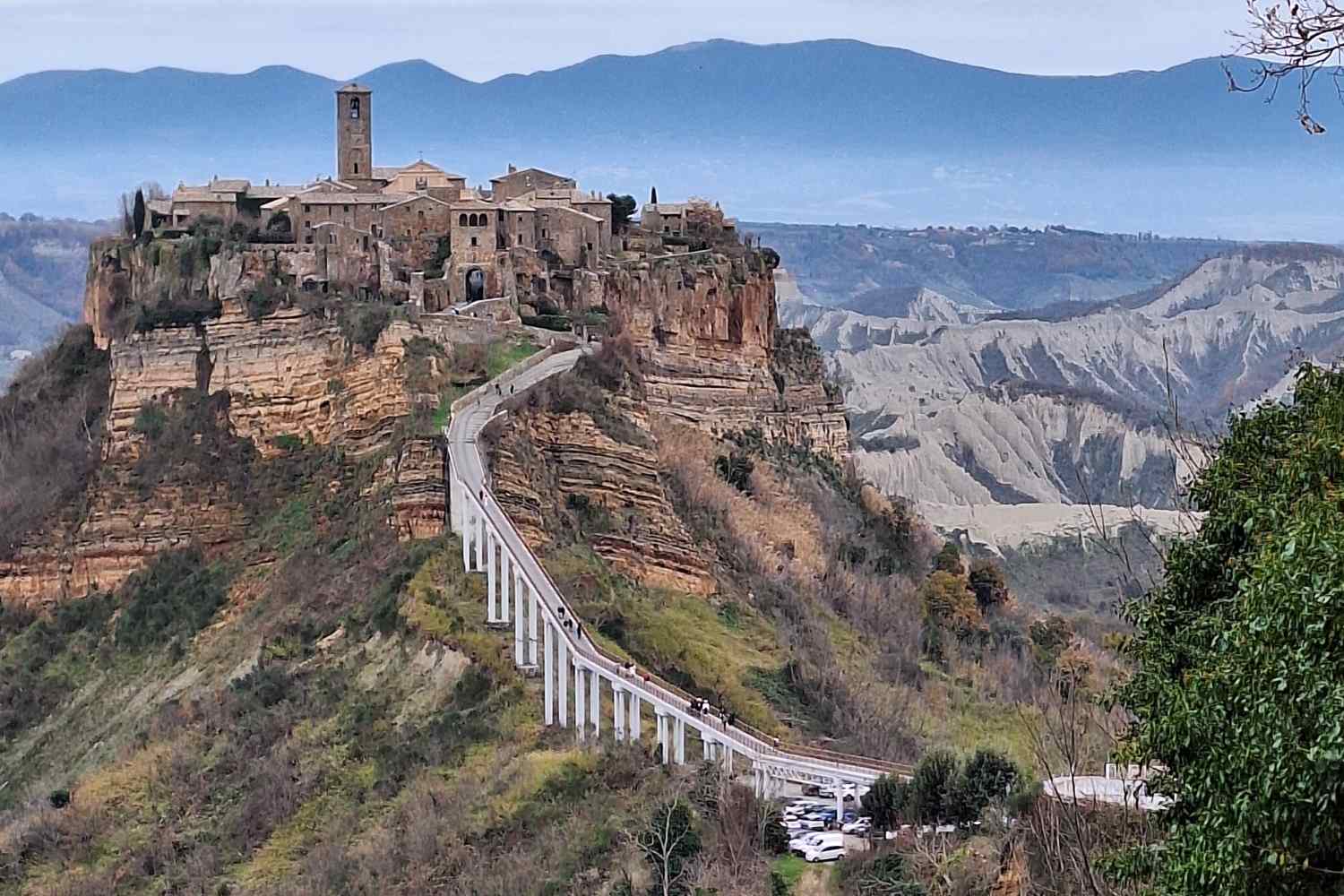 Ho coronato un sogno visitando Civita di Bagnoregio, la città che muore: set di Totò e Sordi, ispirazione per Miyazaki e luogo magico da vedere una volta nella vita