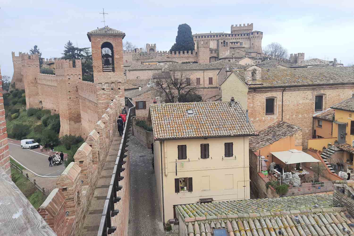 Gradara è la meta perfetta per San Valentino: un borgo medievale con il famoso castello con visita ai camminamenti. Qui la leggenda vuole che si consumò l’amore tragico di Paolo e Francesca, raccontato anche da Dante nella Divina Commedia  