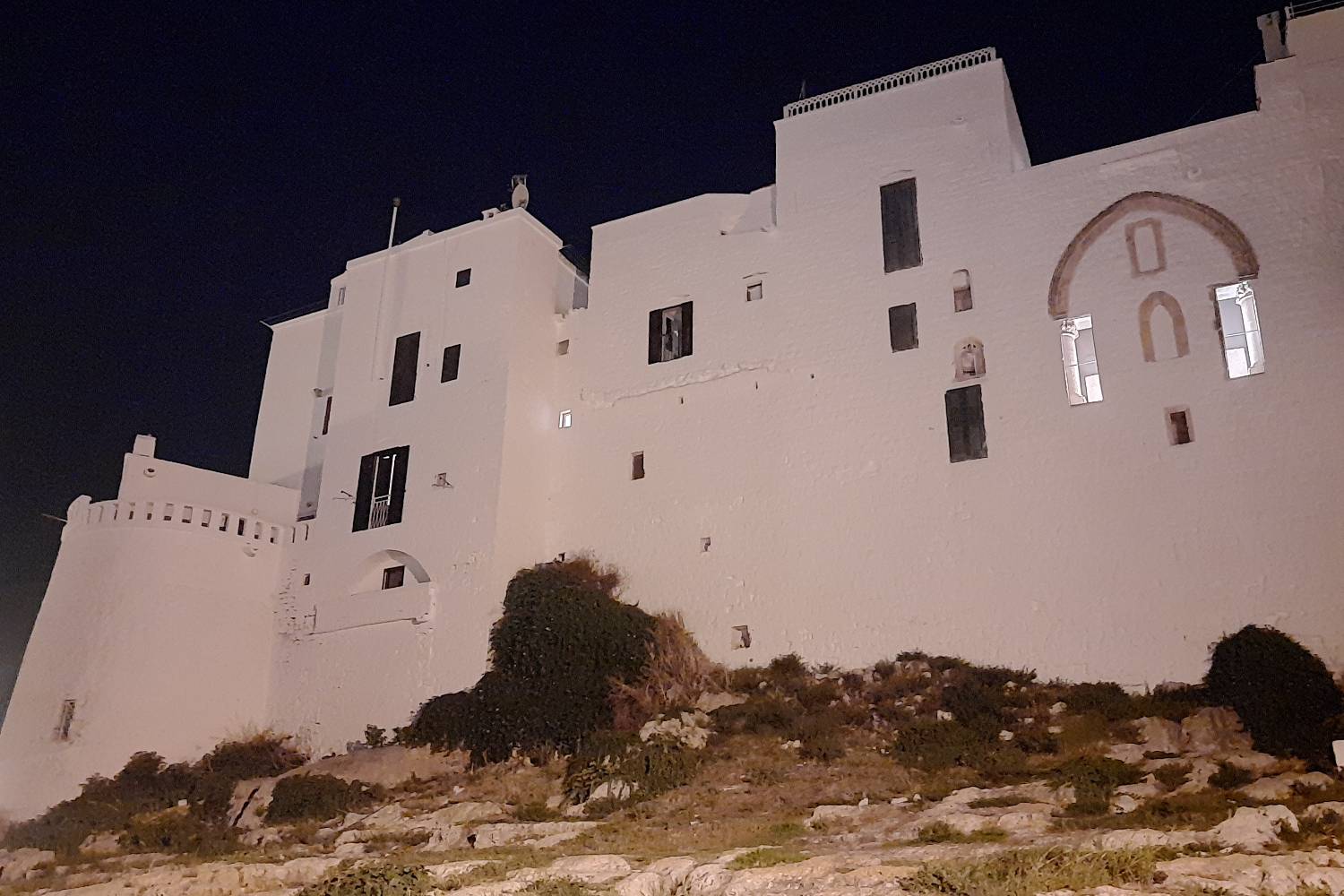 Alla scoperta di Ostuni, la Città Bianca: cosa vedere tra vicoli imbiancati, una magnifica Cattedrale gotica e splendide spiagge sull’Adriatico. Un viaggio tra natura, storia e sapori pugliesi