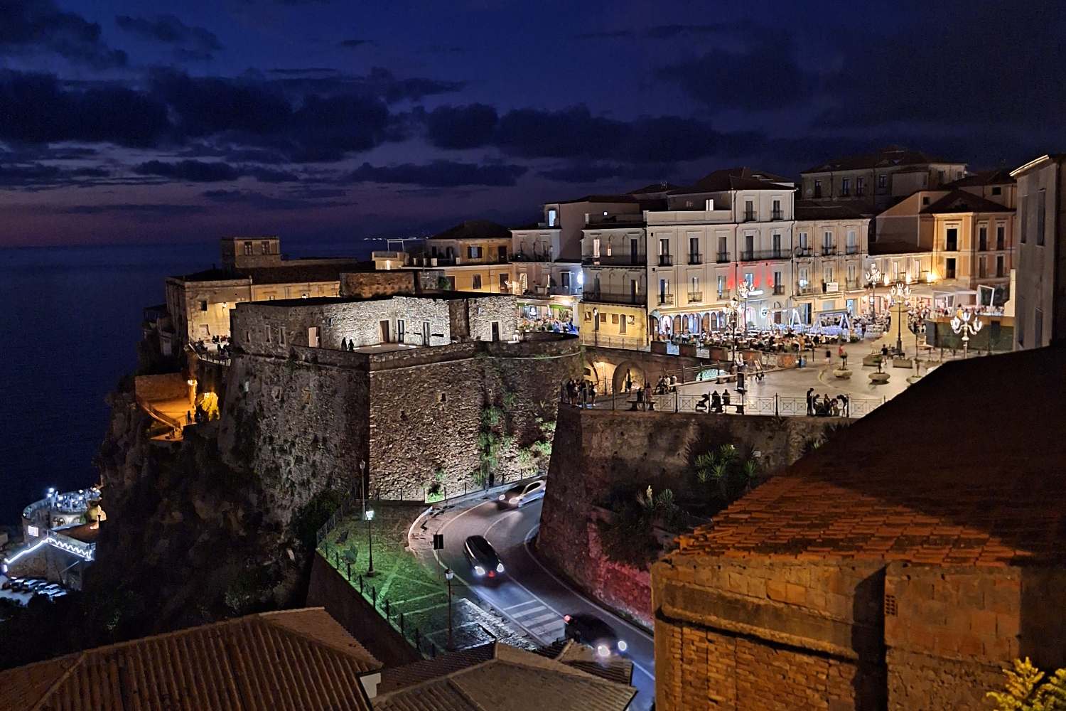 Alla scoperta di Pizzo Calabro, il borgo del famoso Tartufo di Pizzo: un viaggio tra piazze panoramiche dove poter vedere splendidi tramonti sul mare, storia e sapori autentici della Costa degli Dei