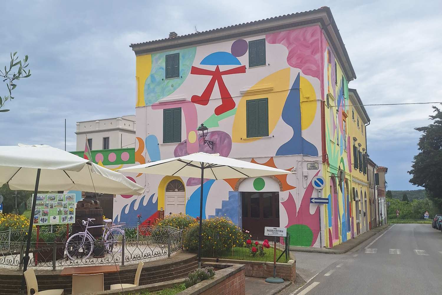 Riparbella, il borgo toscano dei murales: tra street art, vicoli in pietra e opere monumentali che trasformano il paese in un museo a cielo aperto