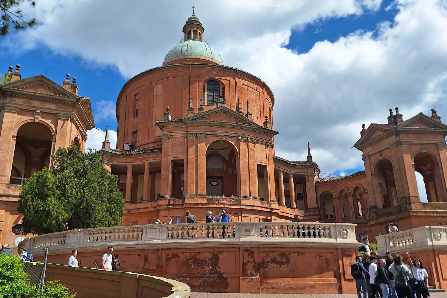 Salire a San Luca a piedi dal centro di Bologna è un’esperienza che resta nel cuore: ti racconto le mie emozioni e tutto quello che puoi trovare dallo stadio Dall’Ara alla curva delle Orfanelle sino al Santuario della Madonna di San Luca
