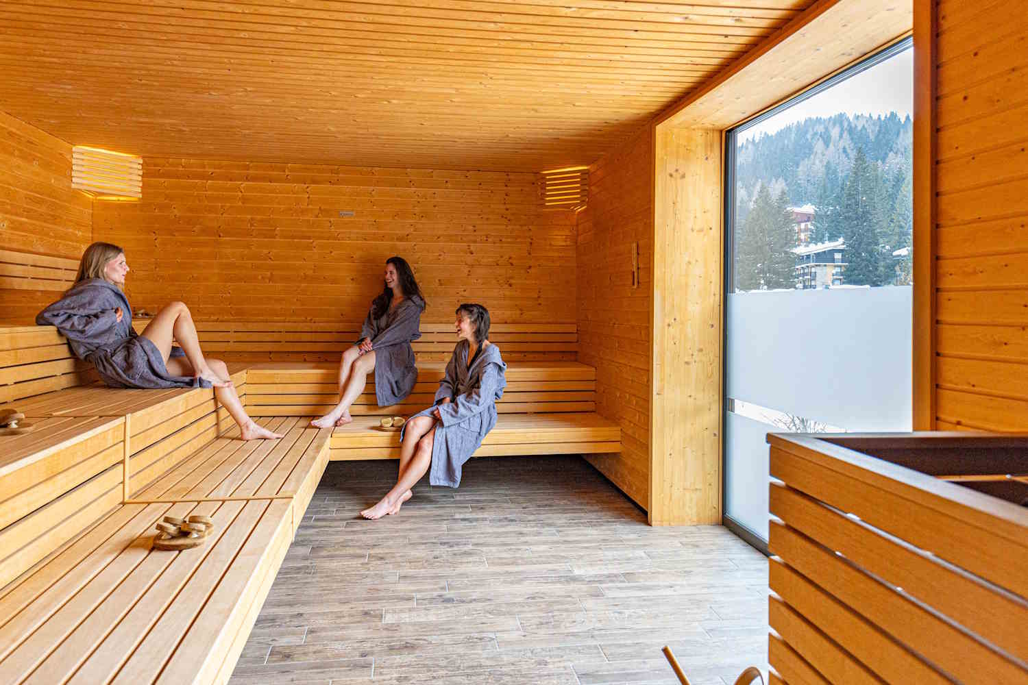 In un mondo sempre più connesso, la Giornata Mondiale della Disconnessione ci invita a rallentare. La Valtellina si presenta come il luogo perfetto per un digital detox autentico, offrendo paesaggi mozzafiato, rifugi accoglienti e il potere rigenerante dell'acqua termale. Un'occasione unica per ritrovare equilibrio e benessere tra le sue valli.