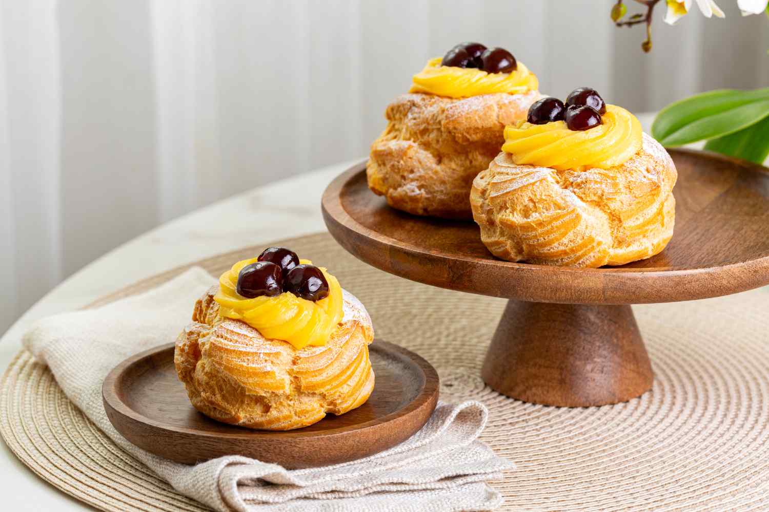 Zeppole di San Giuseppe, la ricetta per prepararle in casa con ingredienti poco raffinati. Dolce tipico della nostra penisola e simbolo della festa del papà - insieme ai bignè di San Giuseppe, più tipicamente romani - è una ciambella di pasta choux che viene fritta e farcita poi con della crema pasticcera.