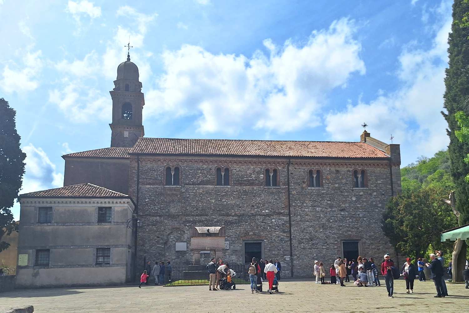 Cosa vedere ad Arquà Petrarca: dalla Casa del Petrarca alla tomba, passando per piazze, chiese e belvedere sui Colli Euganei. Un itinerario tra storia, poesia e natura senza tempo