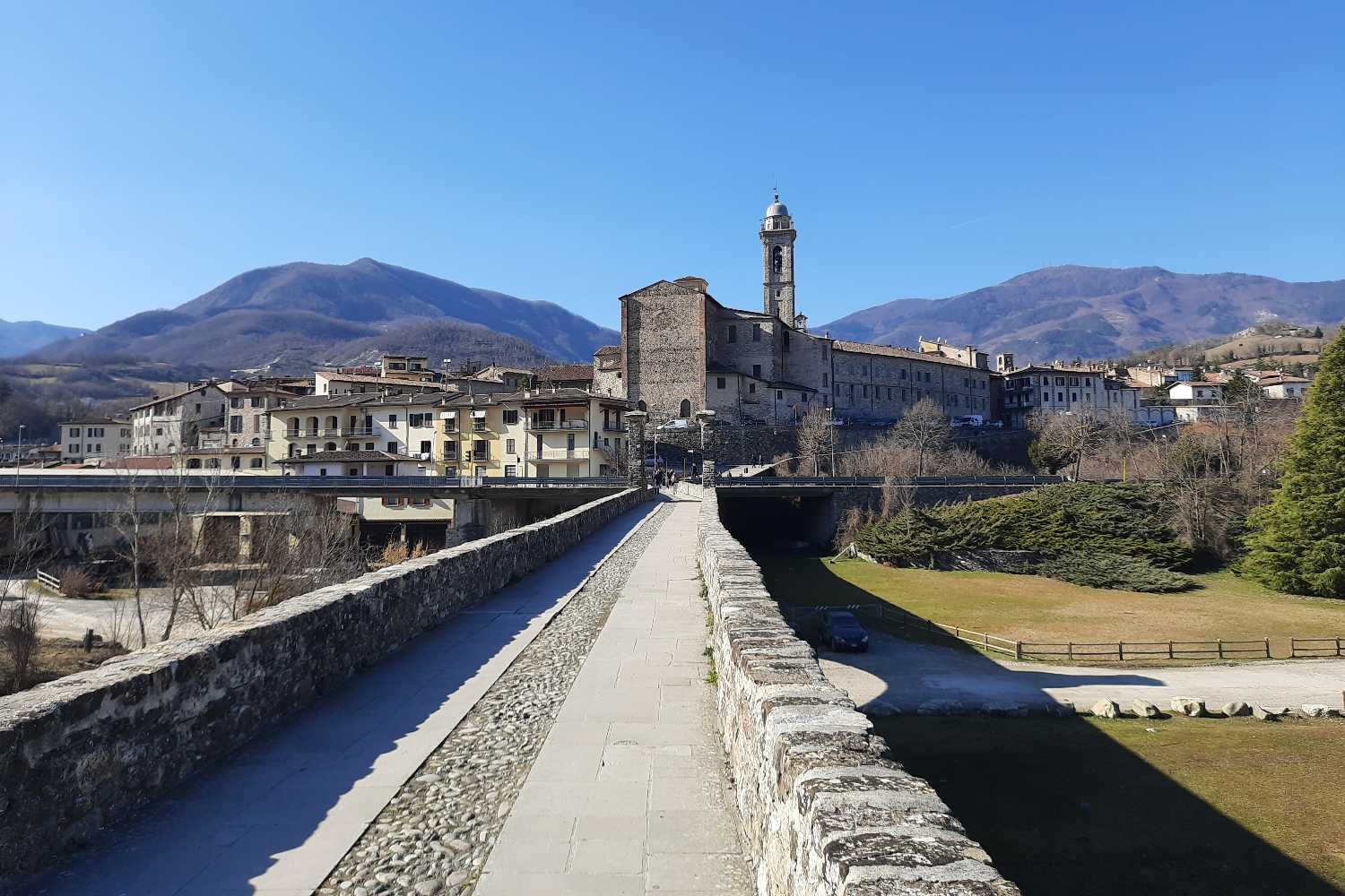 Alla scoperta di Bobbio: dal Ponte del Diavolo all’Abbazia di San Colombano. Cosa vede e quando visitare uno dei luoghi più belli d’Italia