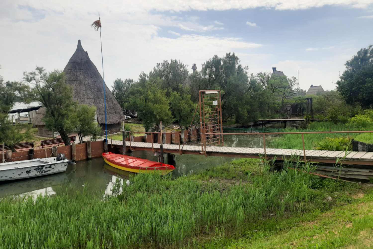 Un itinerario in bici lungo la ciclabile Caorle–Falconera alla scoperta dei Casoni: un anello di 9 km tra laguna, natura e tradizioni