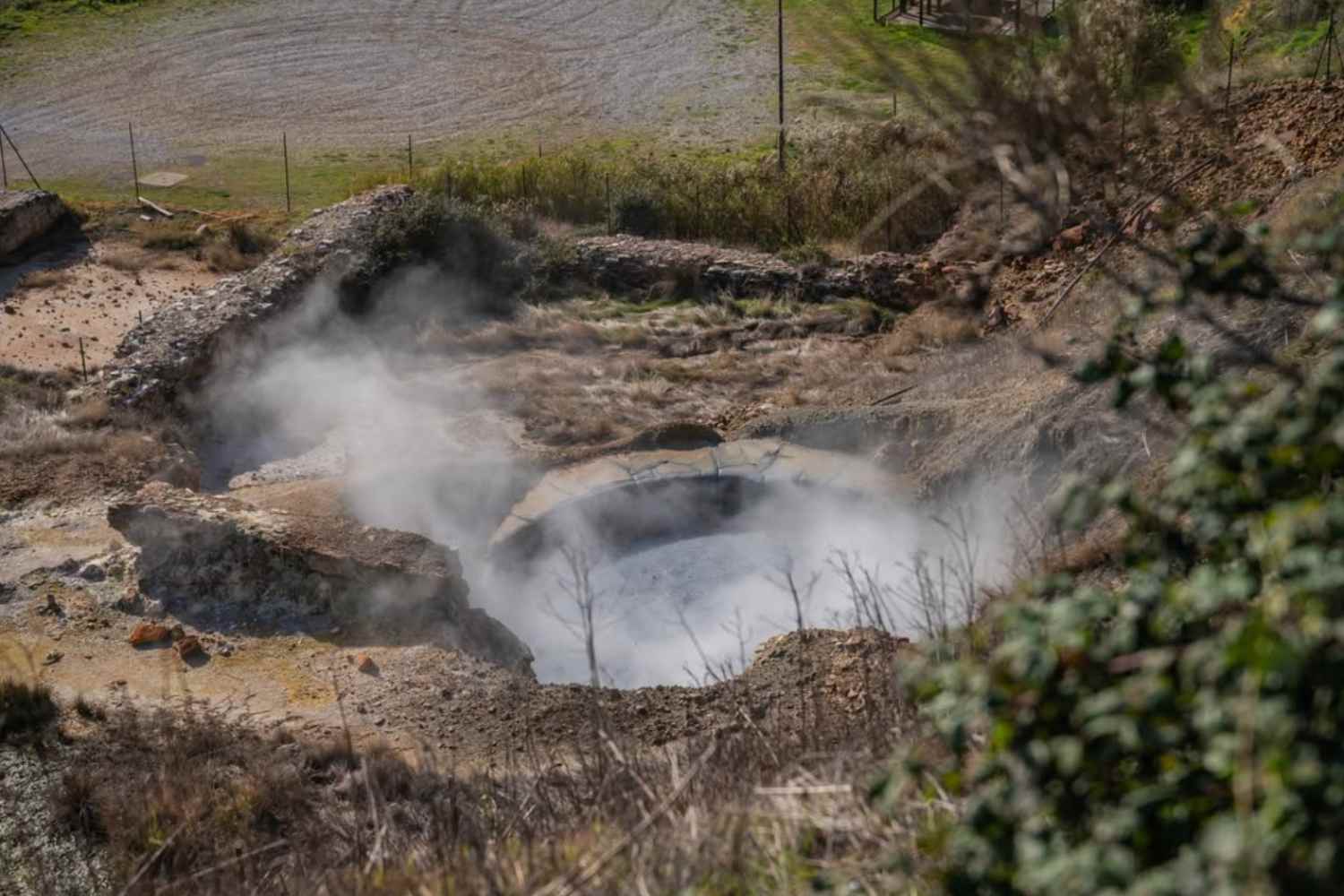 Fumarole, zolfo e paesaggi lunari: il Parco delle Biancane ti porta l'Islanda... senza lasciare l'Italia.
