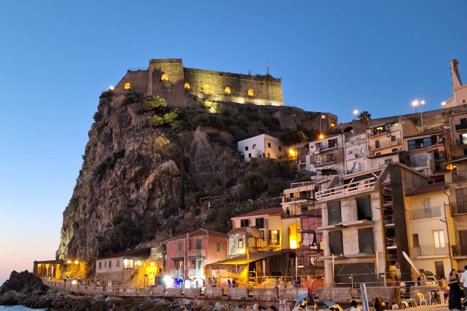 Una sera a Scilla tra il quartiere di Chianalea, i vicoli sul mare, il Castello Ruffo, i panorami sullo Stretto e le spiagge cristalline in uno dei borghi più suggestivi della Calabria