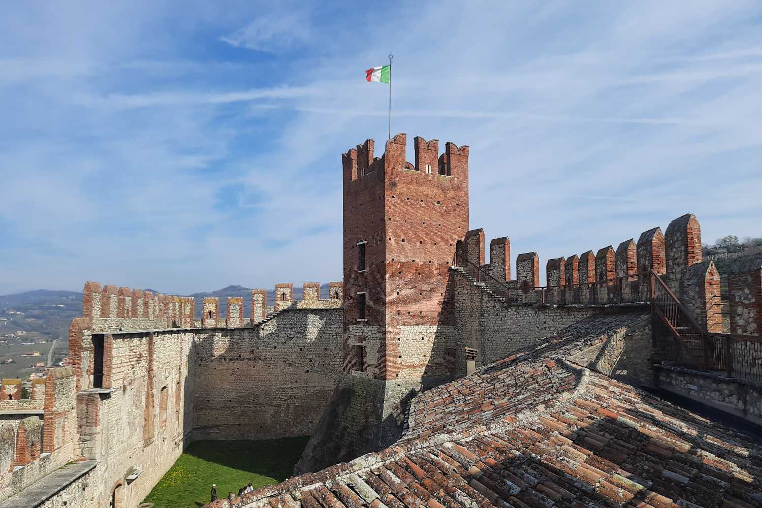 Cosa vedere a Soave in un giorno tra mura scaligere, castello, vigneti e centro storico: il borgo medievale veronese circondato da scorci da cartolina e cantine  