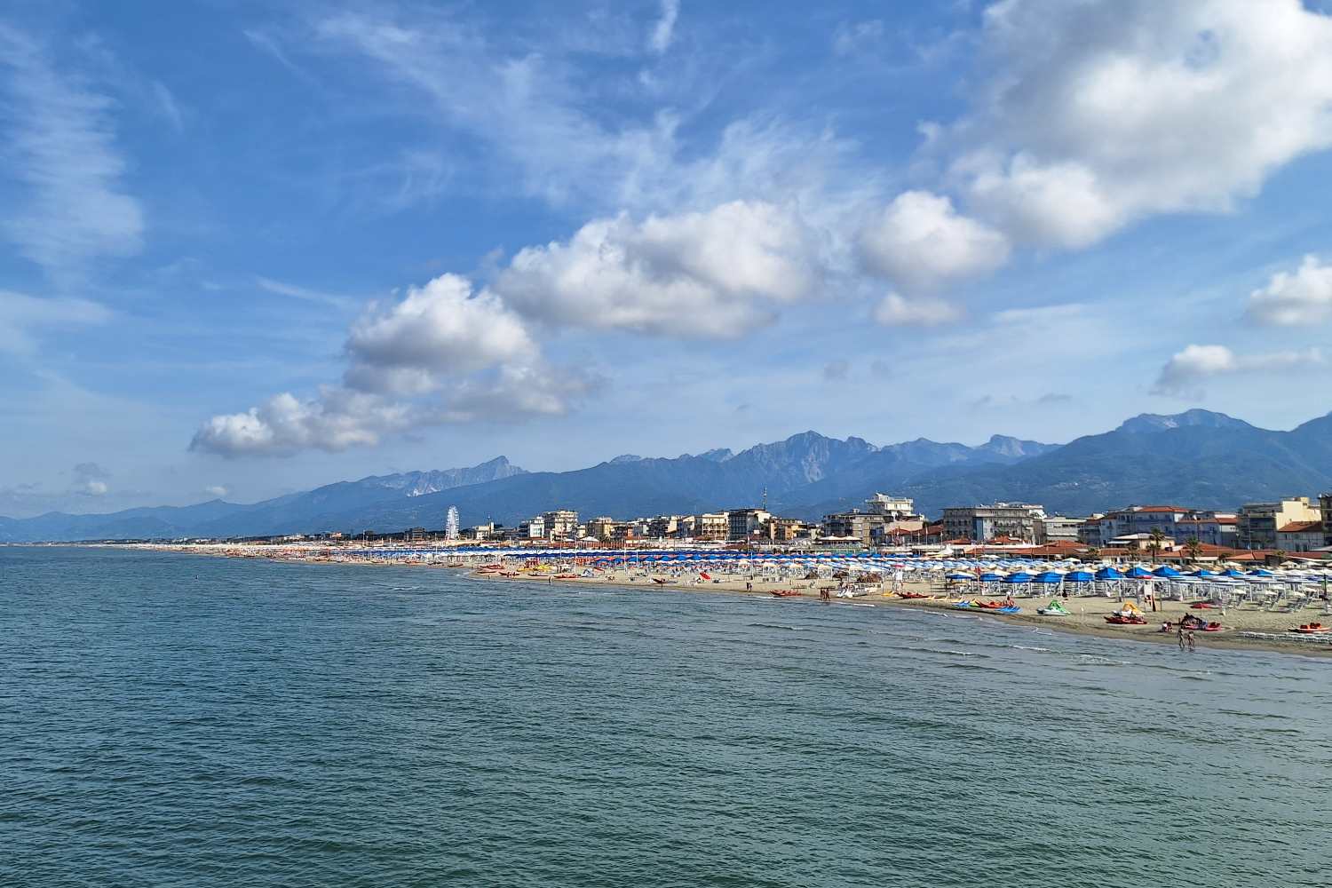 Cosa vedere in Versilia in 3 giorni per il ponte del 1° maggio: Carrara, Forte dei Marmi, Pietrasanta, Viareggio e Lido di Camaiore tra mare, passeggiate nel lusso e tramonti spettacolari. Per chi ama la bici si può percorrere la bellissima ciclovia della Versilia