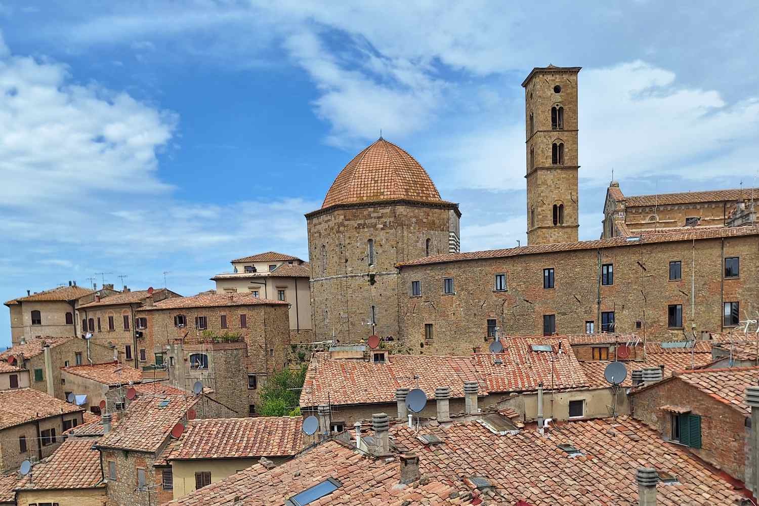 Cosa vedere a Volterra in un giorno: mura etrusche, Piazza dei Priori, Teatro Romano e panorami toscani da sogno. Il mio itinerario a piedi tra i vicoli medievali della città dei vampiri