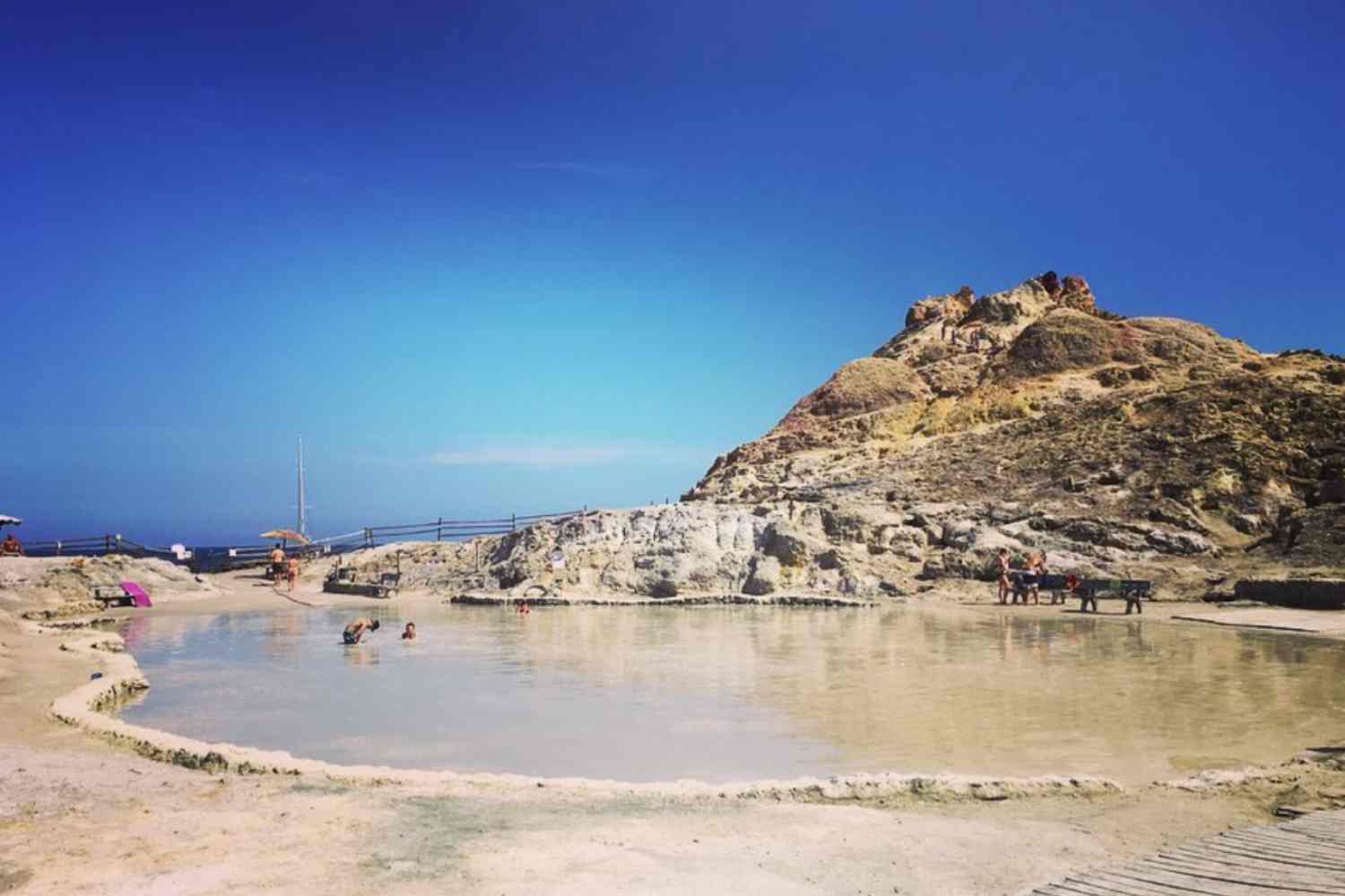 L'isola di Vulcano, nelle Isole Eolie, ospita alcune delle terme libere più particolari d'Italia. Le acque solfuree, salso-bromo-iodiche raggiungono temperature tra i 40 e gli 80 gradi e sono indicate per dolori articolari, affezioni cutanee e problemi respiratori. L'area termale si divide in tre zone, la pozza dei fanghi, il mare caldo e le fumarole, in un paesaggio vulcanico unico affacciato sul Tirreno. Una guida completa su storia, proprietà delle acque, consigli pratici e come raggiungere l'isola.