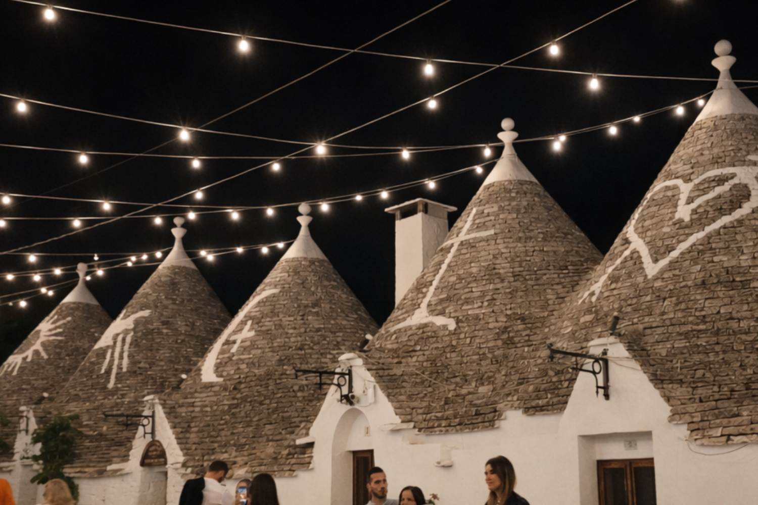 Cosa vedere ad Alberobello in una sera: itinerario tra trulli illuminati e sapori pugliesi in un’atmosfera unica tra storia e scorci autentici