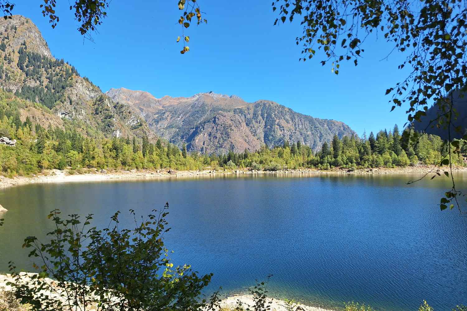 Il Giro del Lago di Antrona: un sentiero facile ad anello tra boschi, panorami alpini e la scenografica Cascata del Sajont, nel cuore della Valle Antrona.