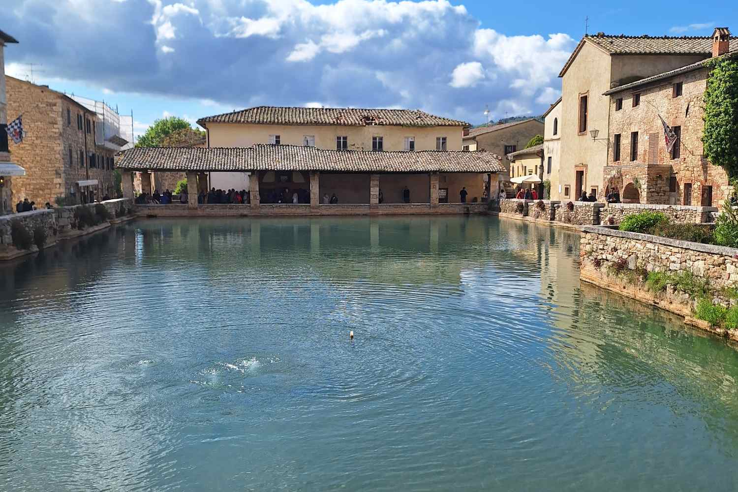 Alla scoperta di Bagno Vignoni, il borgo toscano con una piazza trasformata in vasca termale di acqua calda al centro del paese circondata da paesaggi unici  