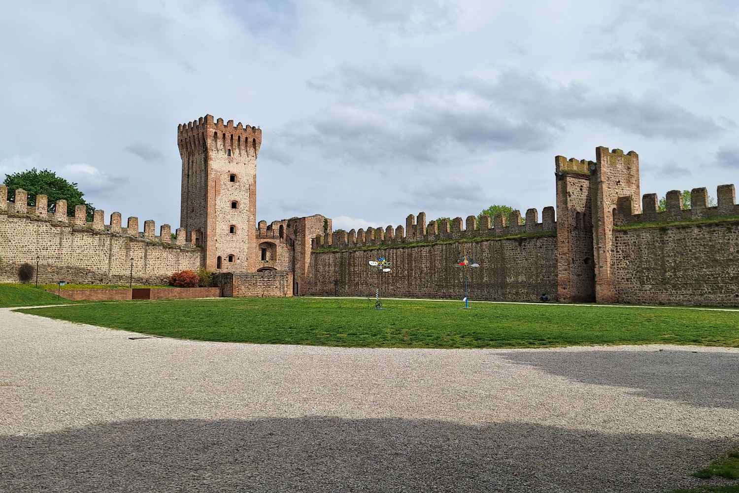 Tra colline vulcaniche e borghi medievali, i Colli Euganei offrono atmosfere senza tempo. Andiamo alla scoperta di Monselice, Este e Montagnana