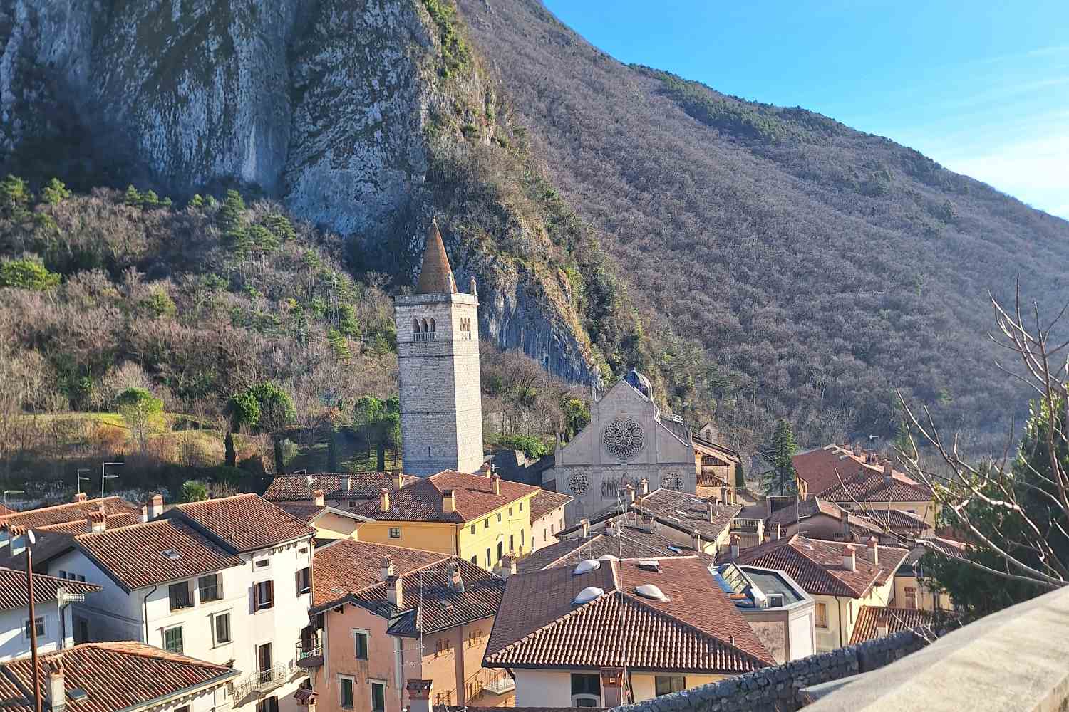 La ventesima tappa della Corsa Rosa attraversa il cuore ferito e rinato del Friuli partendo da Gemona del Friuli e Venzone per ricordare il cinquantesimo anniversario del sisma che devastò questo territorio e la successiva ricostruzione