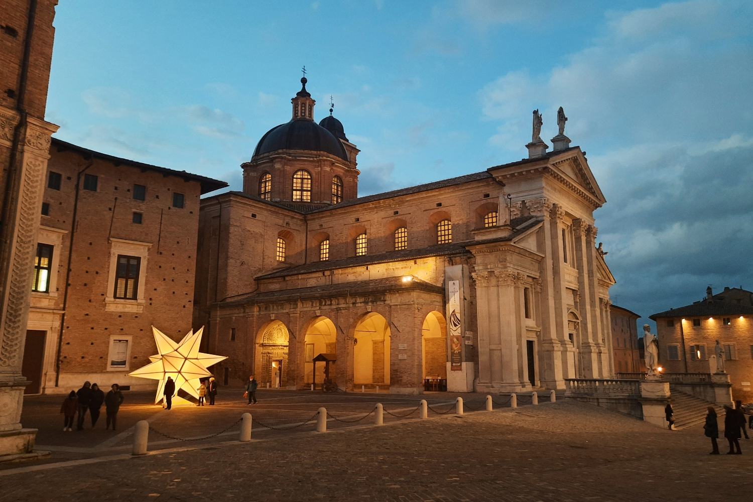 Nel cuore delle Marche, Urbino conquista con la sua anima rinascimentale, i tesori artistici UNESCO e un centro storico che sembra sospeso nel tempo. Dal Palazzo Ducale alla casa di Raffaello, ecco cosa vedere nella città rinascimentale delle Marche