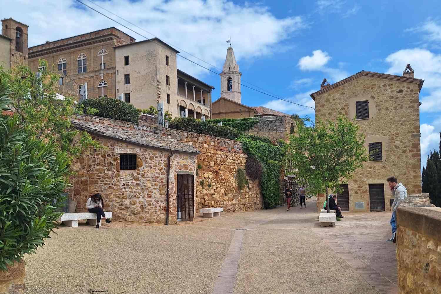 Un viaggio nella Val d’Orcia meno conosciuta tra Radicofani, Bagni San Filippo, Monticchiello, Castiglione d’Orcia e Pienza alla scoperta di borghi autentici e terme naturali