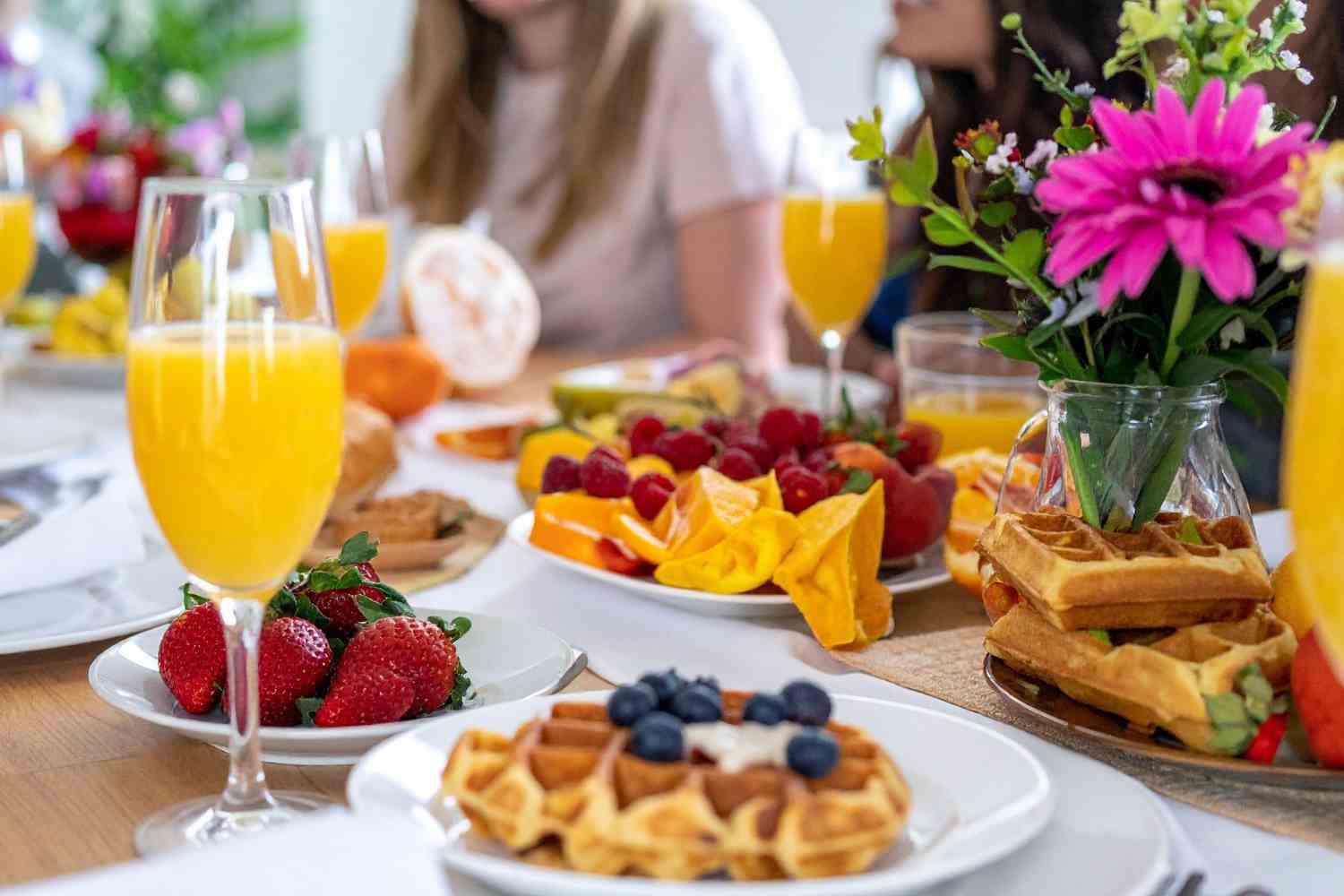 Sorprendi la mamma con un brunch vegano fatto in casa: 8 ricette facili e golose da preparare con i bambini. Dal banana bread agli overnight oats — senza stress!