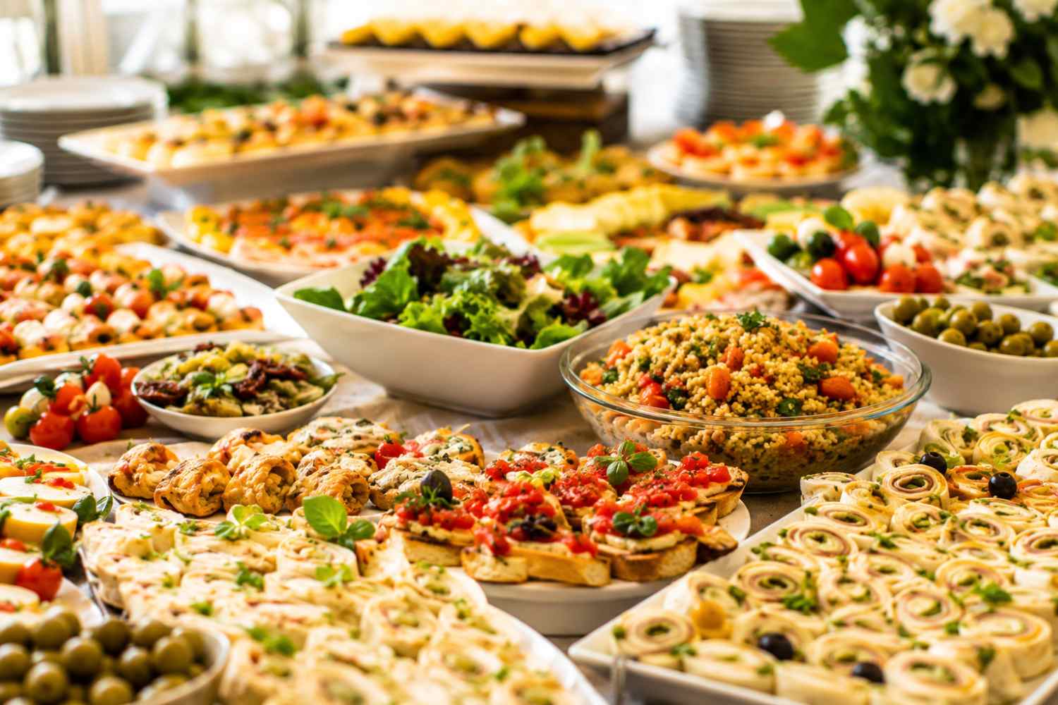 Un buffet vegetariano può essere molto più creativo della classica pasta fredda: bastano ricette semplici, colorate e facili da preparare anche in anticipo. Dai finger food come crocchette, falafel, muffin salati e girelle di sfoglia, fino a piatti freschi come cous cous, insalate di farro e riso venere, le possibilità sono tante e adatte a ogni stagione.