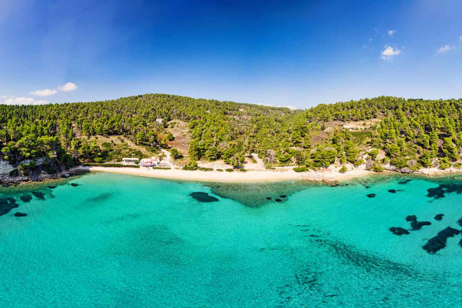 Altro che Mykonos e Santorini: Alonissos è l’isola greca che nel 2026 conquista i viaggiatori in cerca di relax, natura e turismo sostenibile. Tra mare cristallino, spiagge selvagge, biodiversità unica e ritmi lenti, questa perla delle Sporadi resta lontana dall’overtourism e punta su un modello di vacanza più autentico e rigenerante.