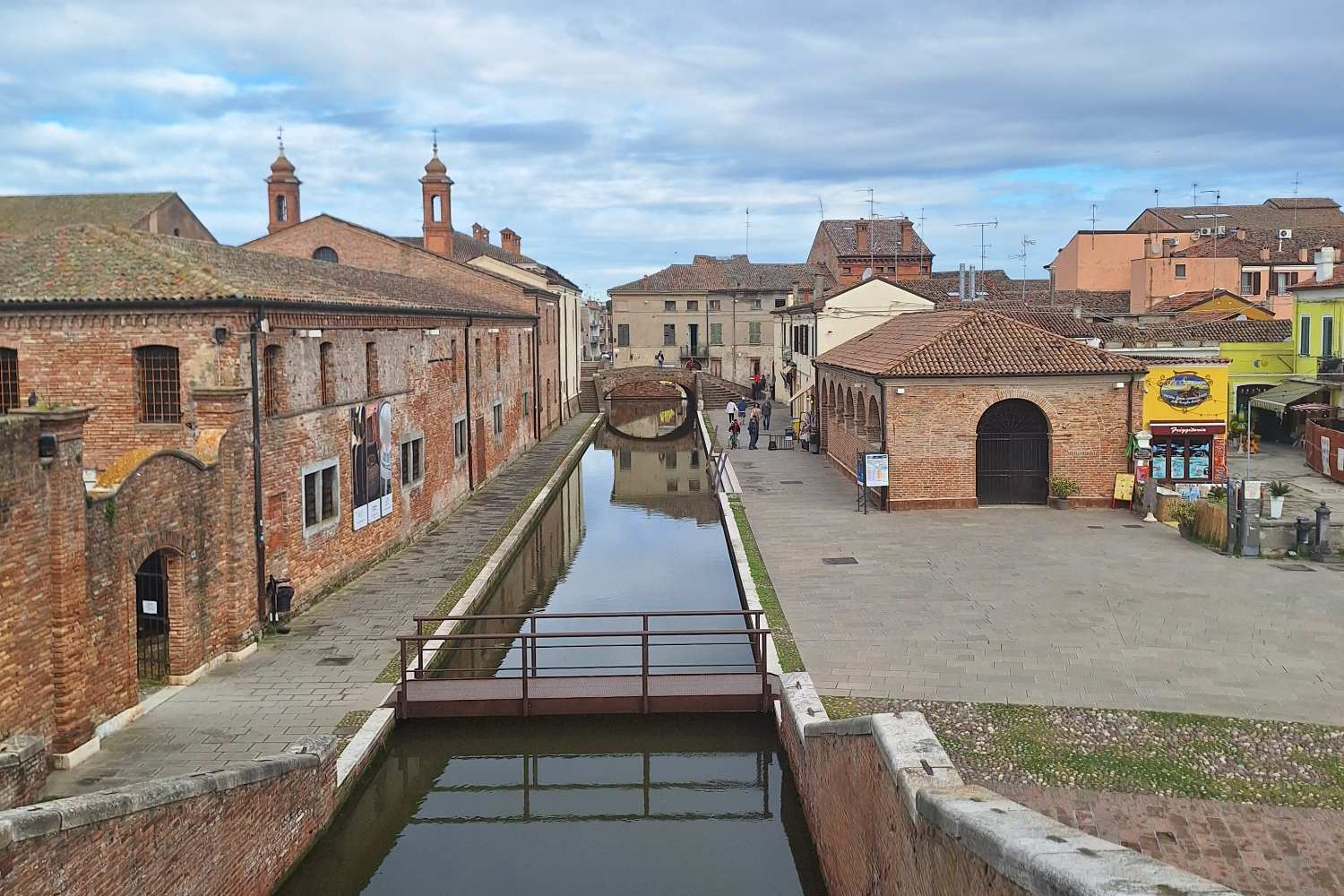 Cosa vedere a Comacchio, la “piccola Venezia” emiliana, e nelle Valli del Delta del Po tra canali storici, monumenti, natura selvaggia e un itinerario in bici tra fenicotteri rosa e paesaggi lagunari