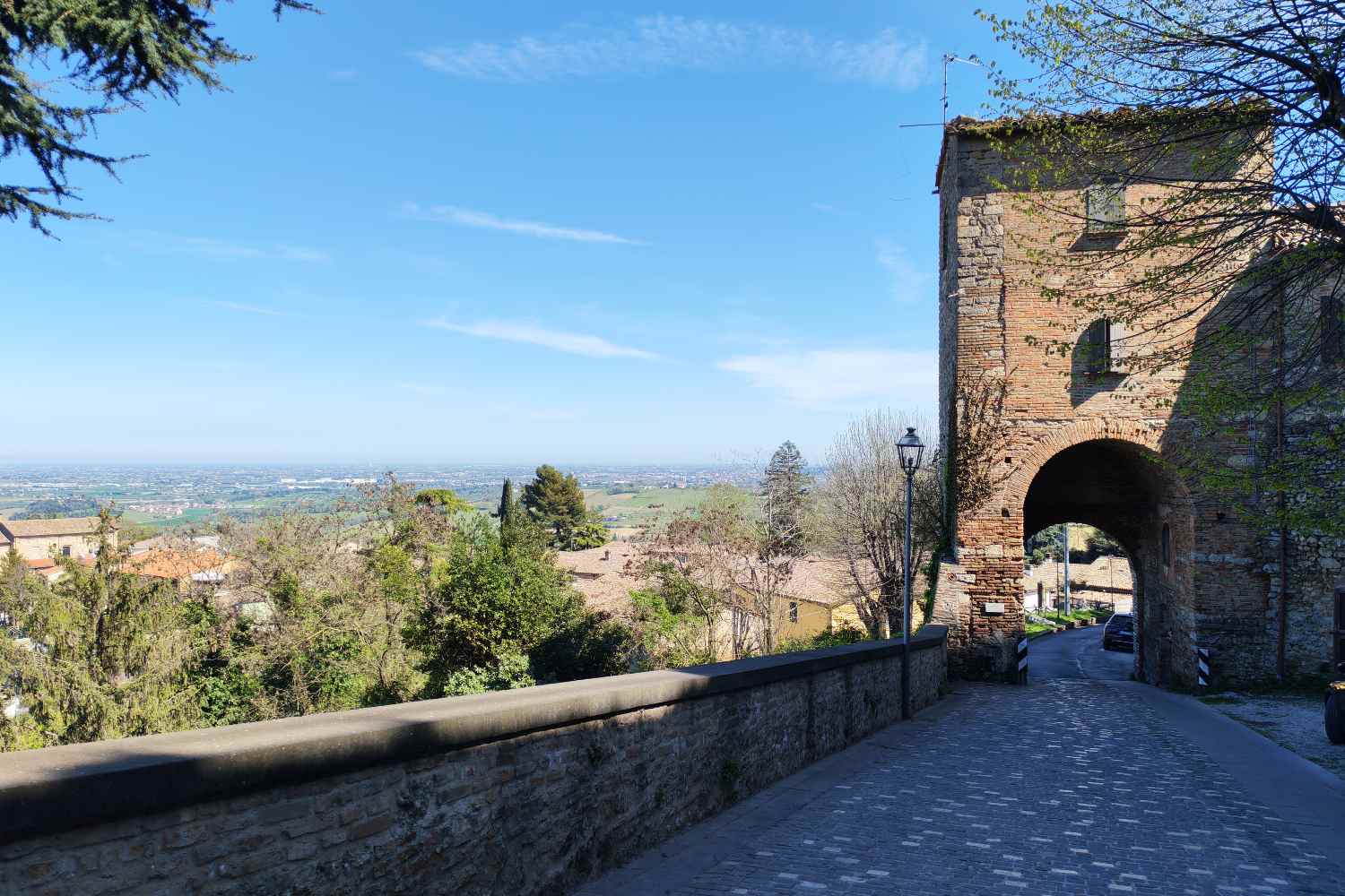 Da Santarcangelo di Romagna a San Leo, passando per Verucchio, Longiano, Bertinoro e Brisighella: un viaggio nei borghi più affascinanti del nord della Romagna tra castelli, vicoli medievali, colline panoramiche e atmosfere autentiche