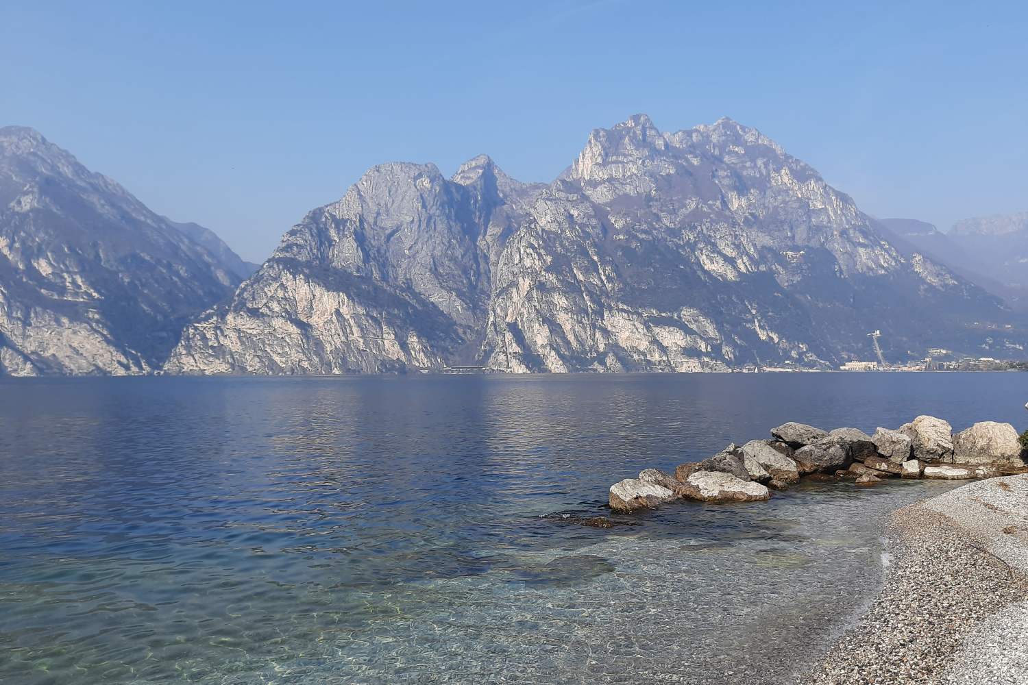 Il Garda Trentino conquista con paesaggi alpini e atmosfera mediterranea: un itinerario tra i borghi da cartolina di Arco di Trento, Riva del Garda e Nago-Torbole e le montagne che si tuffano nel lago
