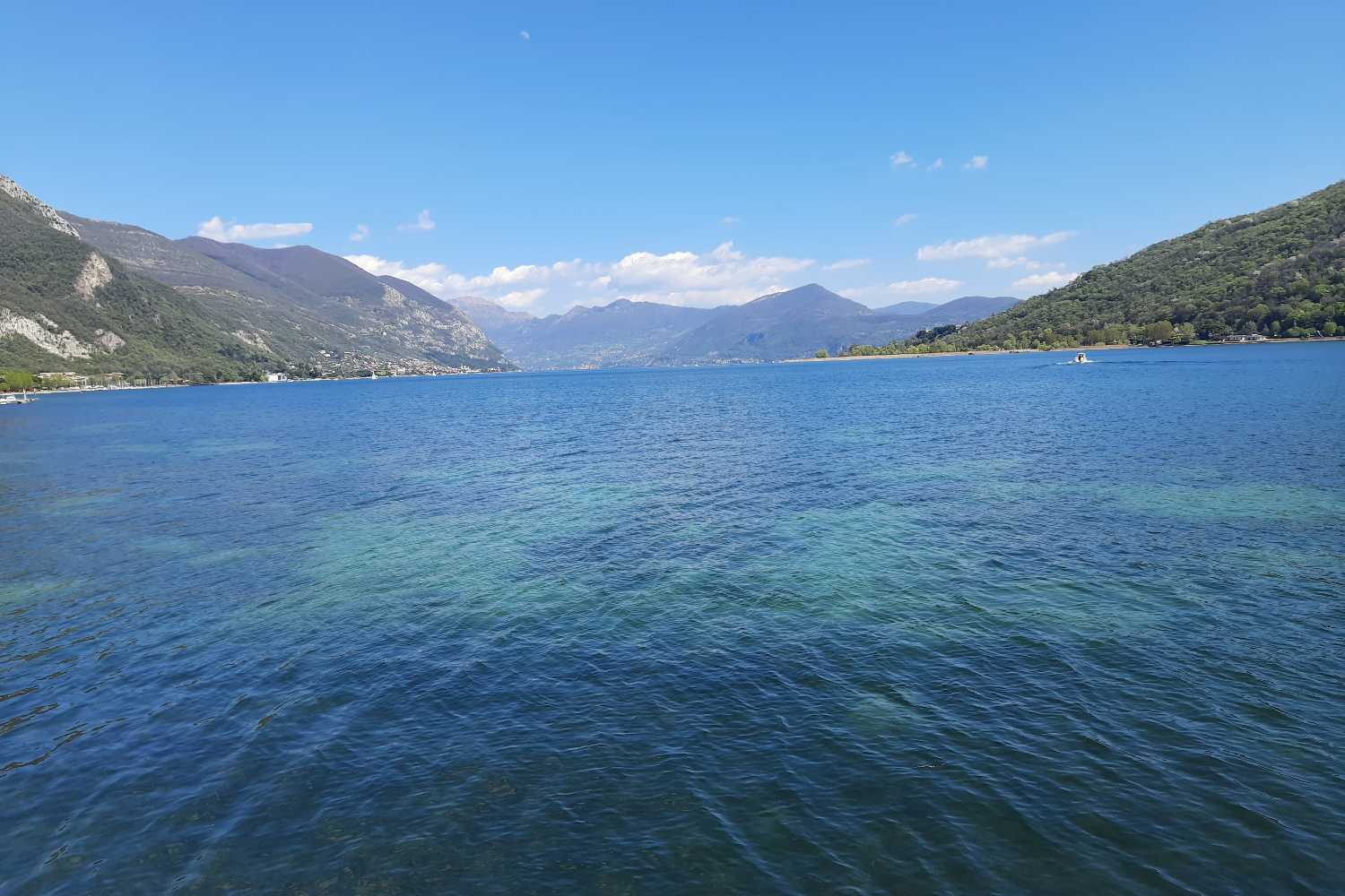 Il racconto del nostro weekend sul Lago d’Iseo alla scoperta di borghi storici, panorami a picco sull’acqua e la ciclabile Vello-Toline con scorci mozzafiato  